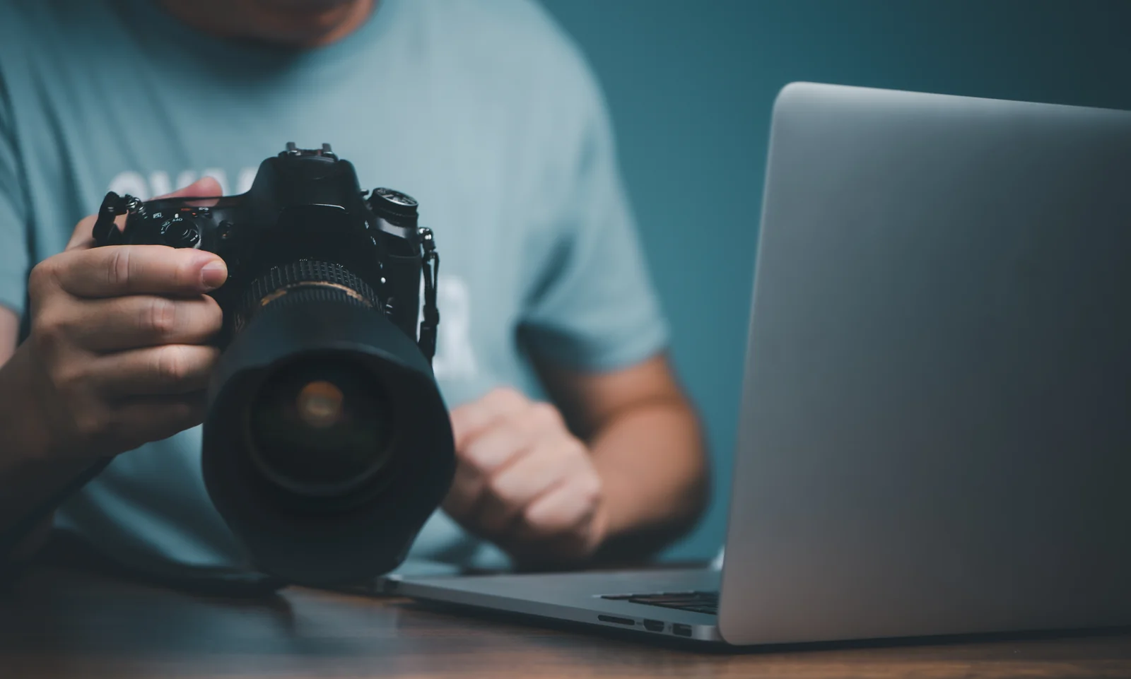 Photographe avec caméra et laptop